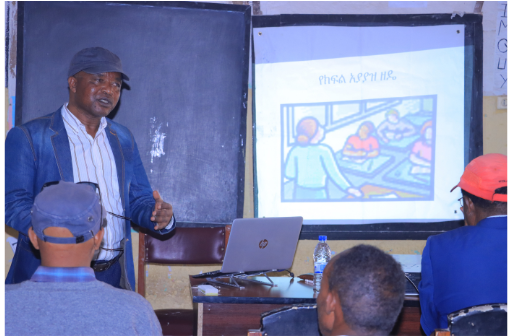 ቁጥጥር ኮሚቴ ሰብሳቢ አቶ ሙሉ ደስታ ስልጠና እየሰጡ